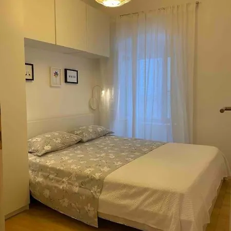 Modern In The Heart Of Old Town 라브