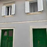 Modern In The Heart Of Old Town דירה ראב