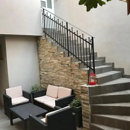 Modern In The Heart Of Old Town Apartment
