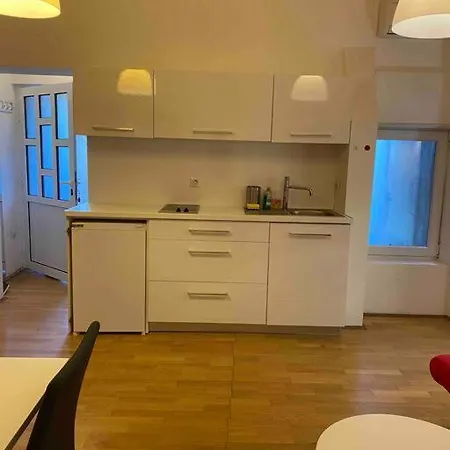 Modern In The Heart Of Old Town Apartment *