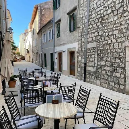 Modern In The Heart Of Old Town Apartment *