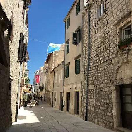 Modern In The Heart Of Old Town * Rab Town