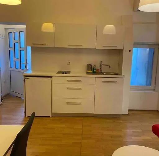 Modern In The Heart Of Old Town Apartment *