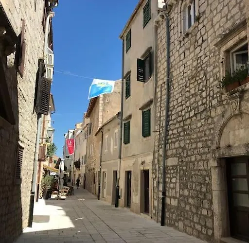 Modern In The Heart Of Old Town * Rab Town